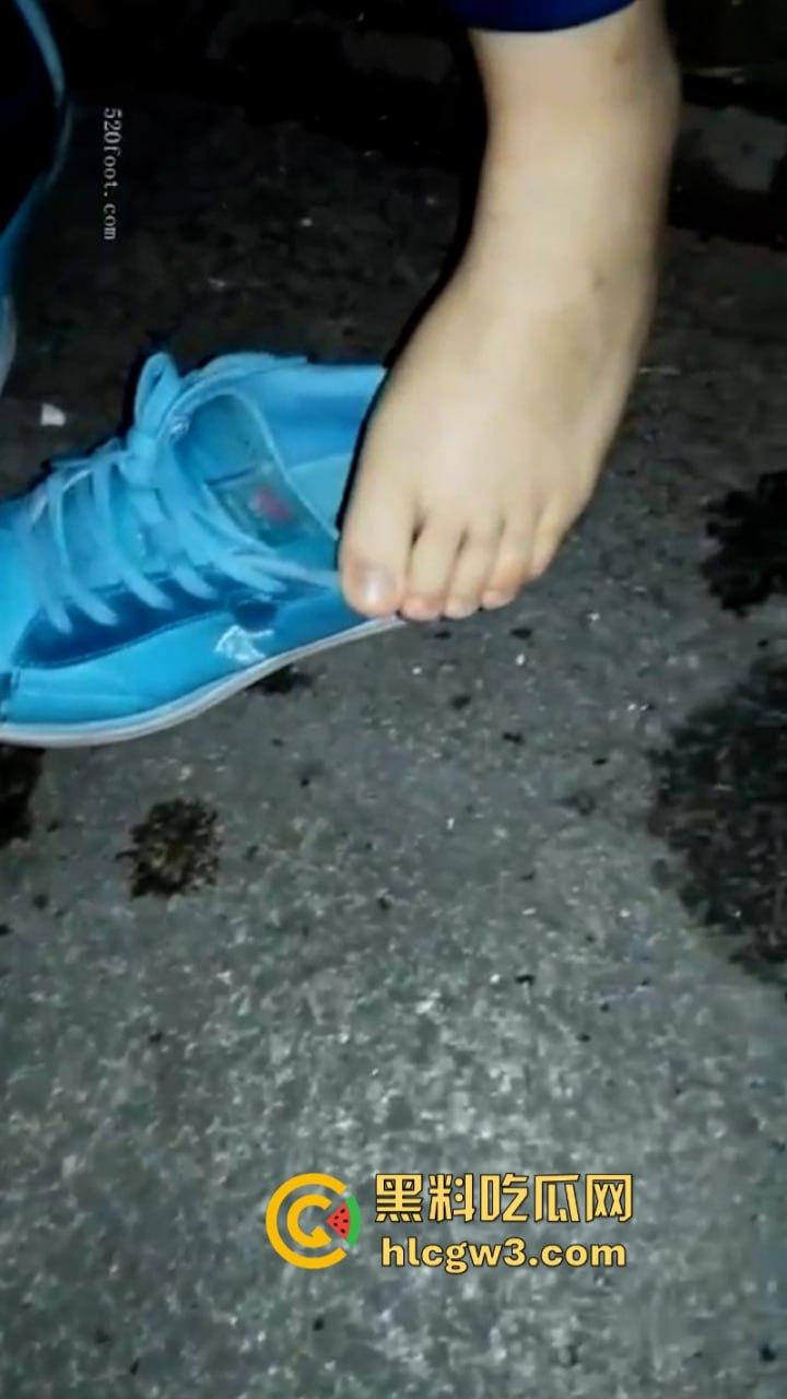 重口痴汉向清纯学生妹索要原味袜子 妹子被金钱诱惑在大庭广众下被舔脚40秒!