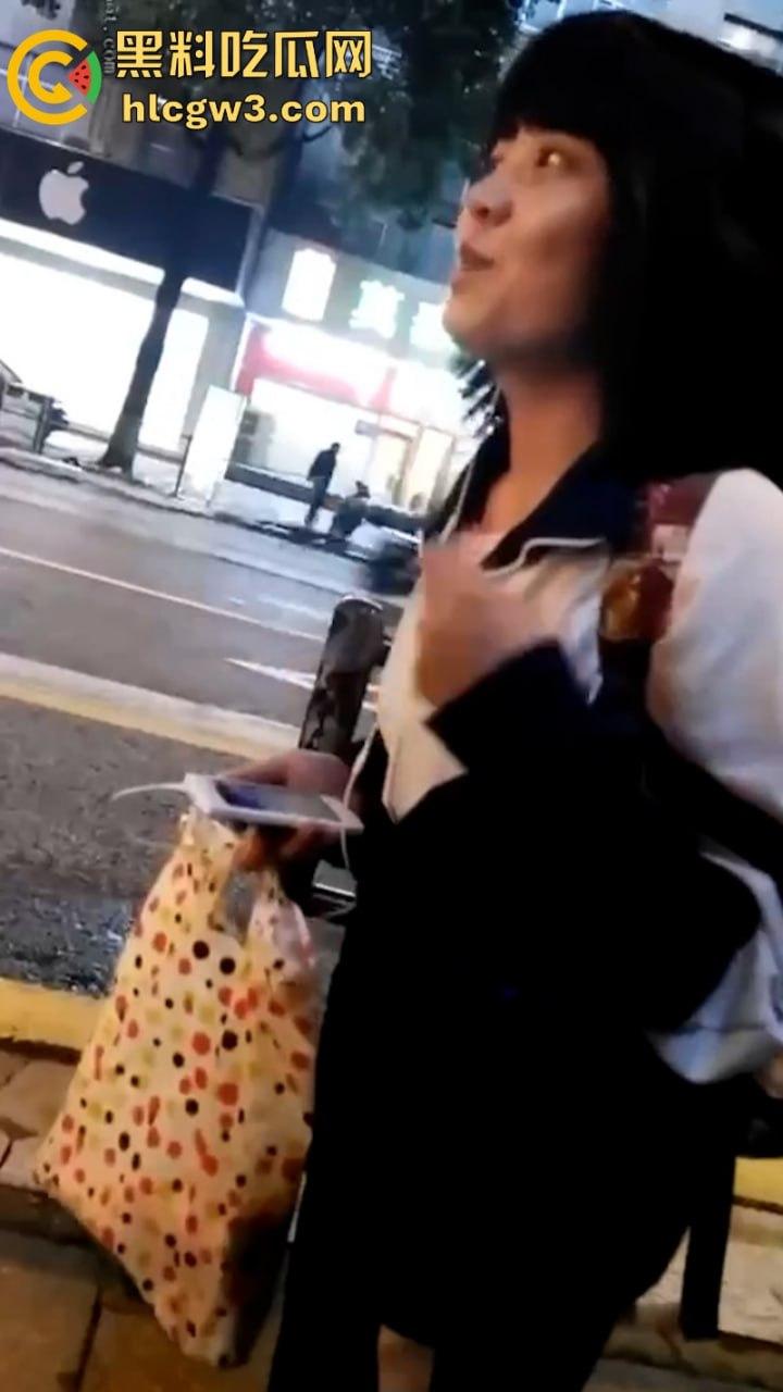 重口痴汉向清纯学生妹索要原味袜子 妹子被金钱诱惑在大庭广众下被舔脚40秒!