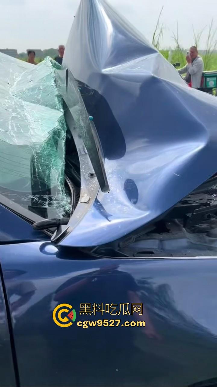 成都极氪撞护拦事故，严重的交通事故安全气囊居然没有弹出来，完全失去自救的机会，买极氪的朋友要注意啦！