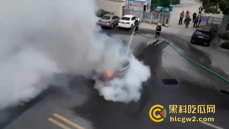 温州龙港时代大道一比亚迪突发自燃 短短几分钟烧没了 现场烧车视频曝光