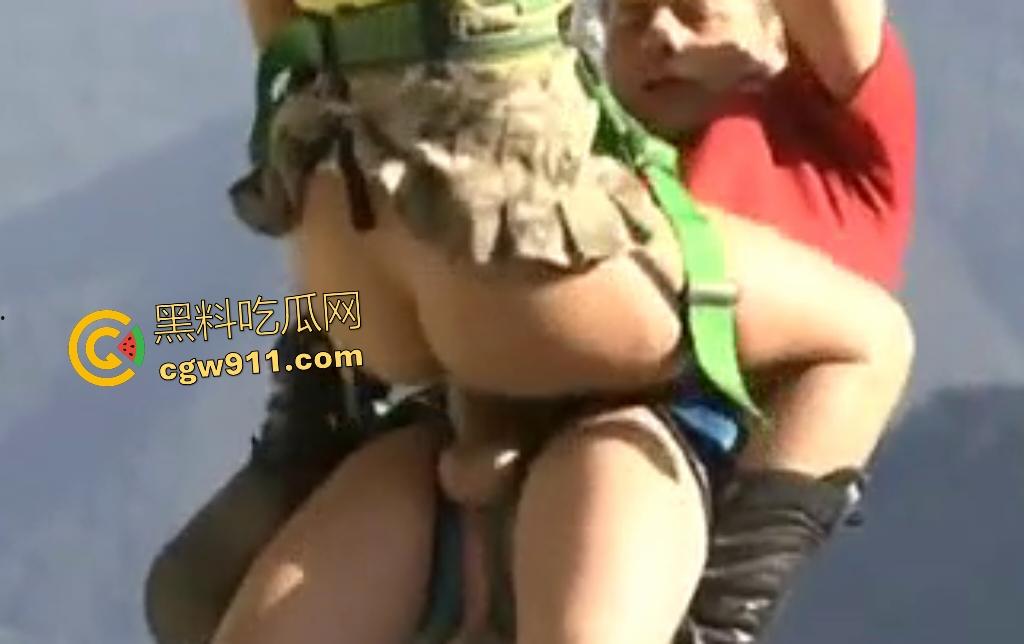 老外山顶绳索滑翔,半空狂舔骚逼口交,脱裤骑乘猛插,拔屌出来直接射嘴里,这场景做爱太刺激了!
