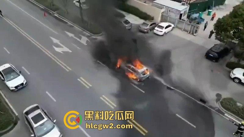 温州龙港时代大道一比亚迪突发自燃 短短几分钟烧没了 现场烧车视频曝光