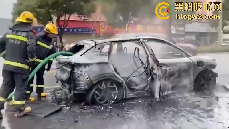 温州龙港时代大道一比亚迪突发自燃 短短几分钟烧没了 现场烧车视频曝光