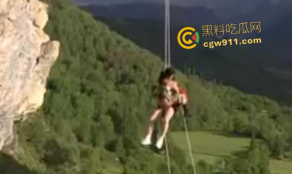 老外山顶绳索滑翔,半空狂舔骚逼口交,脱裤骑乘猛插,拔屌出来直接射嘴里,这场景做爱太刺激了!