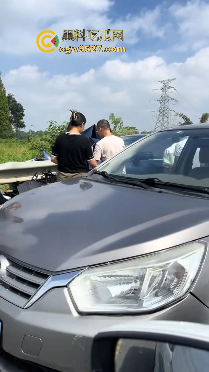 成都极氪撞护拦事故，严重的交通事故安全气囊居然没有弹出来，完全失去自救的机会，买极氪的朋友要注意啦！