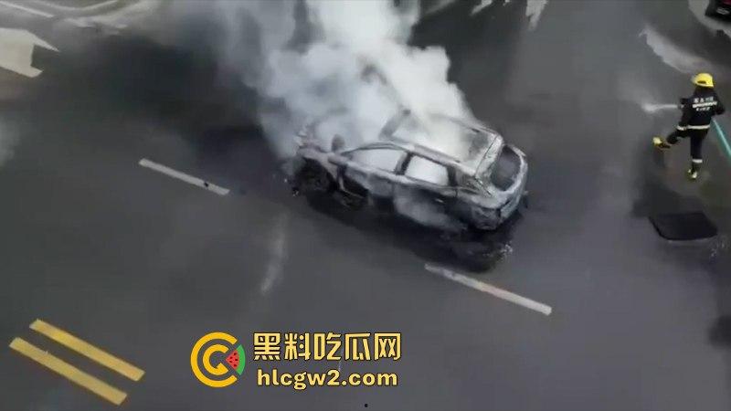 温州龙港时代大道一比亚迪突发自燃 短短几分钟烧没了 现场烧车视频曝光