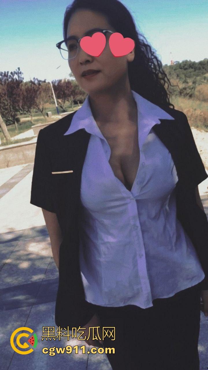 日常和四十多岁熟女教师做爱,四十熟女猛如虎,骑乘后入打桩,这熟女真有味道啊!