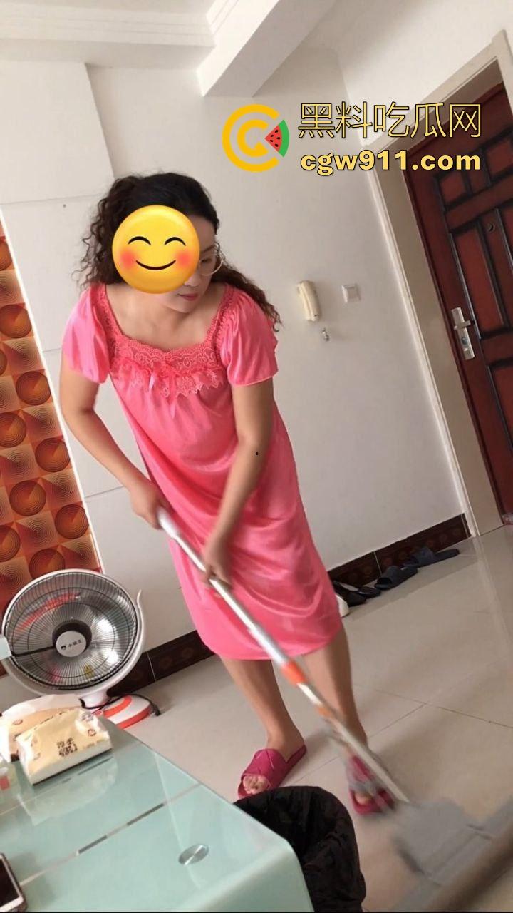 日常和四十多岁熟女教师做爱,四十熟女猛如虎,骑乘后入打桩,这熟女真有味道啊!