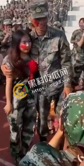 畜生!高一军训教官当众表白小姑娘 不知廉耻对高中生下手 还当众亲上了