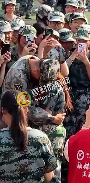 畜生!高一军训教官当众表白小姑娘 不知廉耻对高中生下手 还当众亲上了