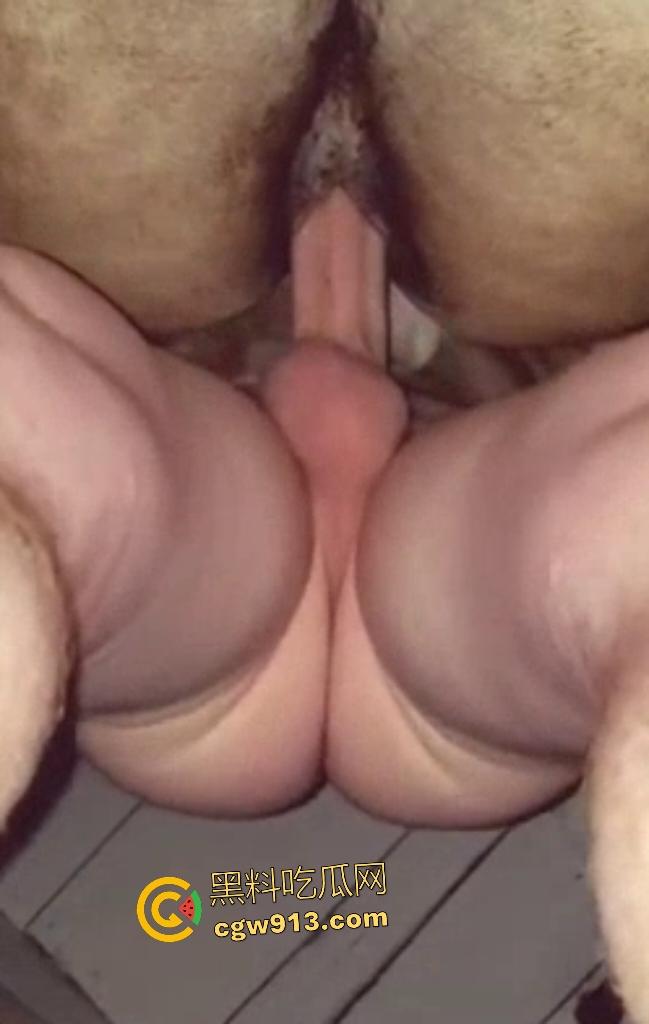 人兽狂徒猪圈开操！找不到女友就拿肥臀母猪操，母猪却毫无感觉还在吃食，操一轮下来鸡巴全是骚臭！