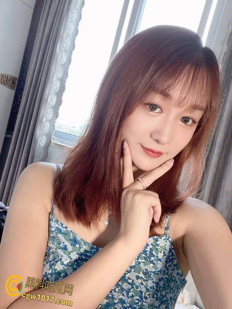 安徽女教师【崔欣丽】偷情学生家长被怒爆私密视频,深喉口交掰逼特写,反差教师黑洞深不可测!