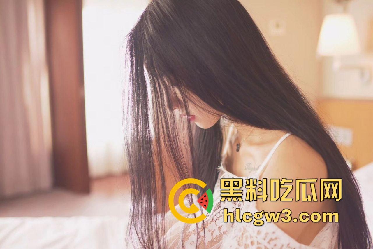 河南婚礼伴娘当场大秀口技吃香蕉 舔舐深喉一气呵成 熟练口技让人怀疑平时练了多少次 吃得又快又深还不断!