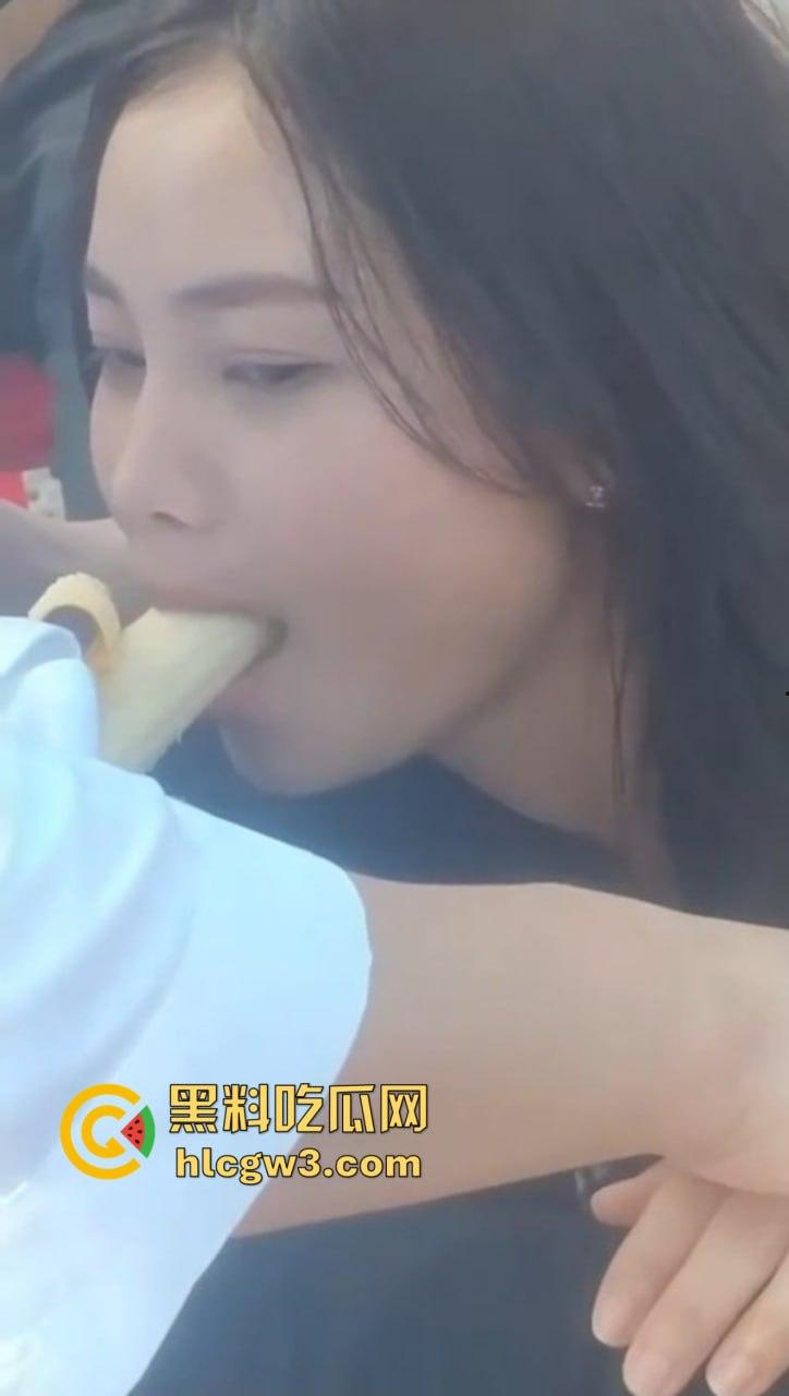 河南婚礼伴娘当场大秀口技吃香蕉 舔舐深喉一气呵成 熟练口技让人怀疑平时练了多少次 吃得又快又深还不断!