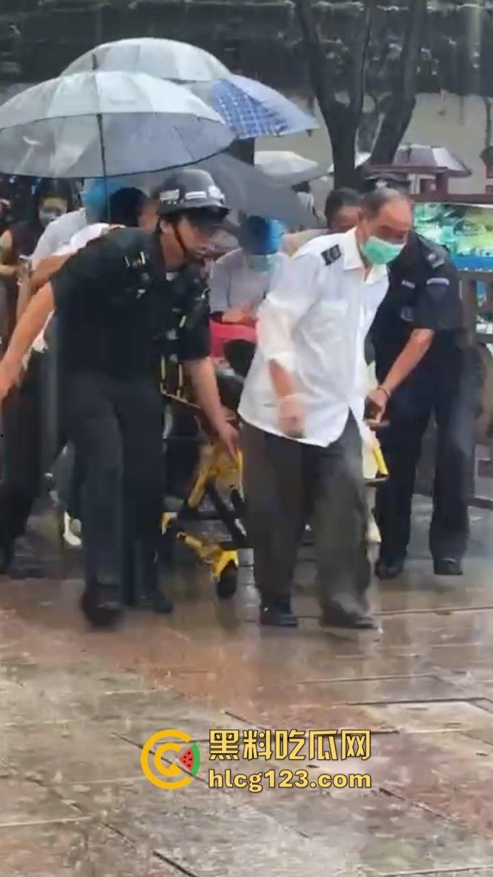 当街放血!姑苏花季学妹小红书约拍六旬老头 因不满出片效果遭对方水果刀伺候 当场昏迷