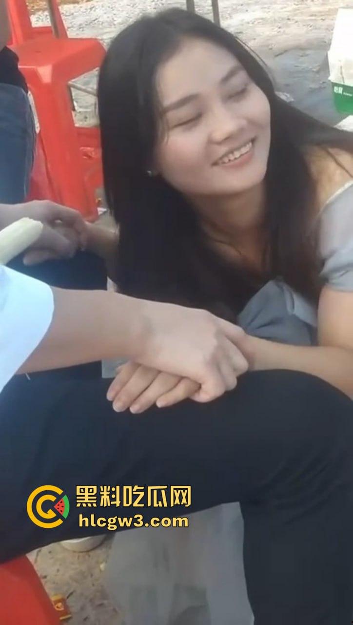 河南婚礼伴娘当场大秀口技吃香蕉 舔舐深喉一气呵成 熟练口技让人怀疑平时练了多少次 吃得又快又深还不断!