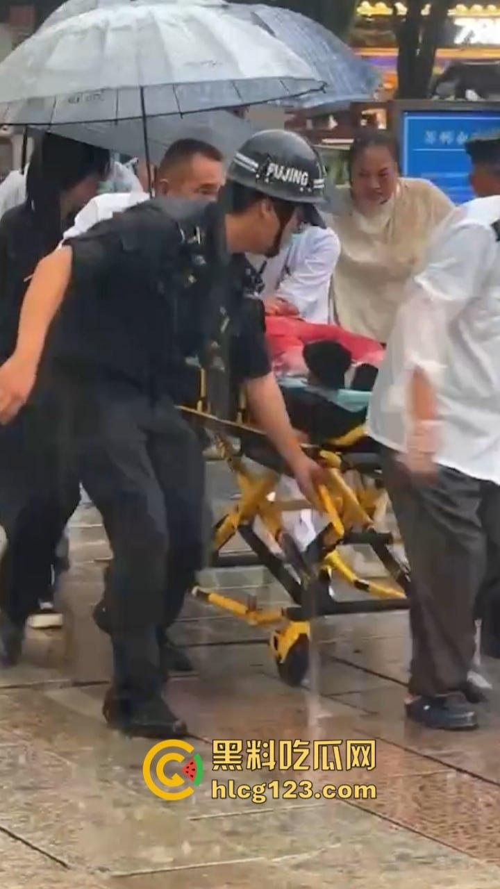 当街放血!姑苏花季学妹小红书约拍六旬老头 因不满出片效果遭对方水果刀伺候 当场昏迷