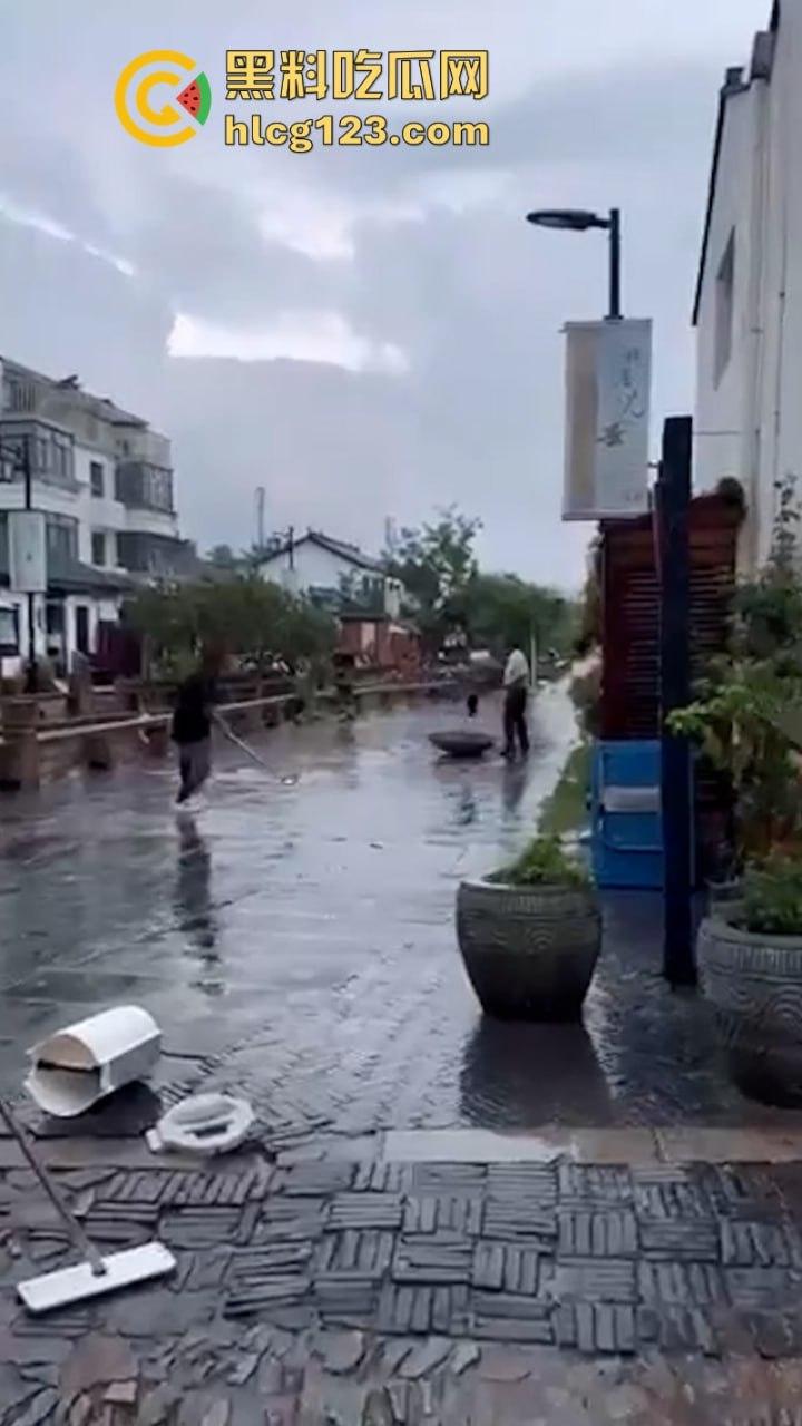 当街放血!姑苏花季学妹小红书约拍六旬老头 因不满出片效果遭对方水果刀伺候 当场昏迷