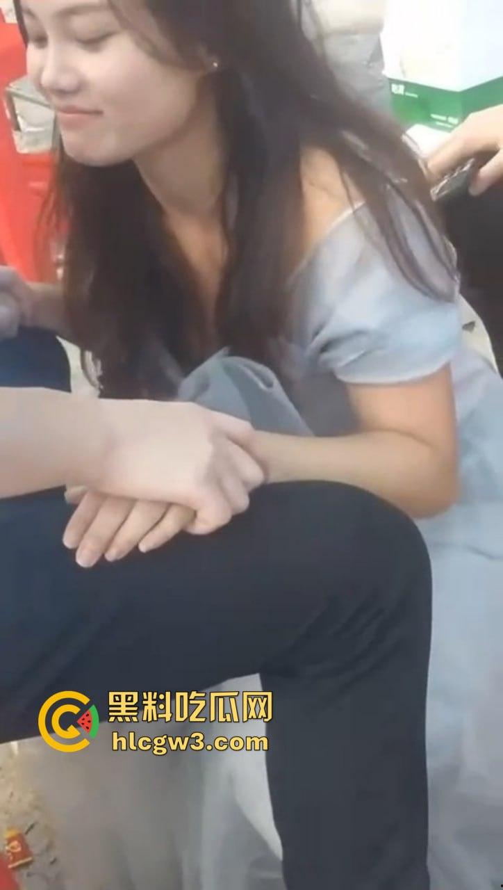 河南婚礼伴娘当场大秀口技吃香蕉 舔舐深喉一气呵成 熟练口技让人怀疑平时练了多少次 吃得又快又深还不断!