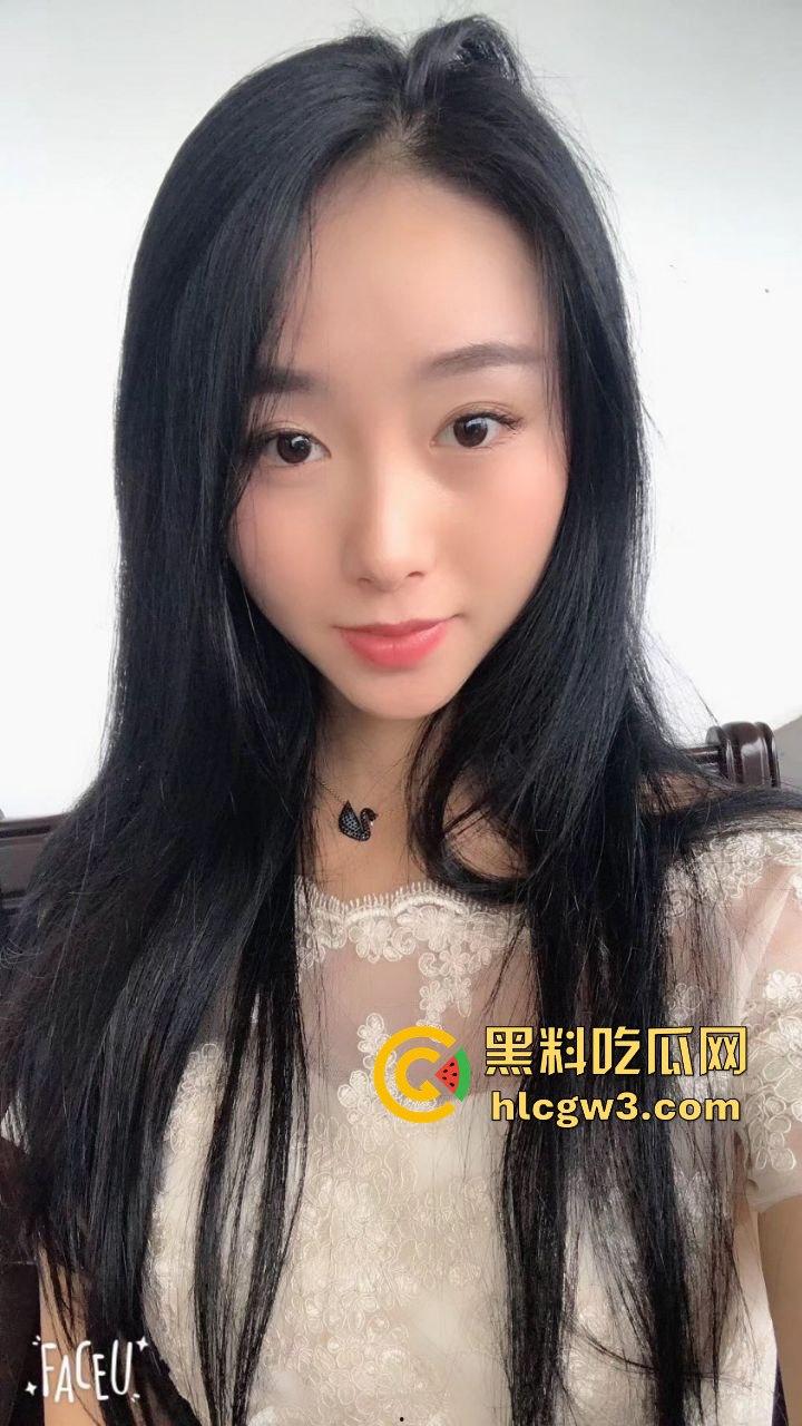 河南婚礼伴娘当场大秀口技吃香蕉 舔舐深喉一气呵成 熟练口技让人怀疑平时练了多少次 吃得又快又深还不断!