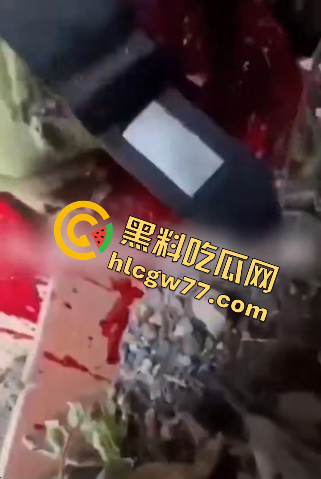 俄乌战场出现食人兵?士兵炸弹炸飞手臂骨髓喷溅,一旁队友饿了还吸食血液充饥!