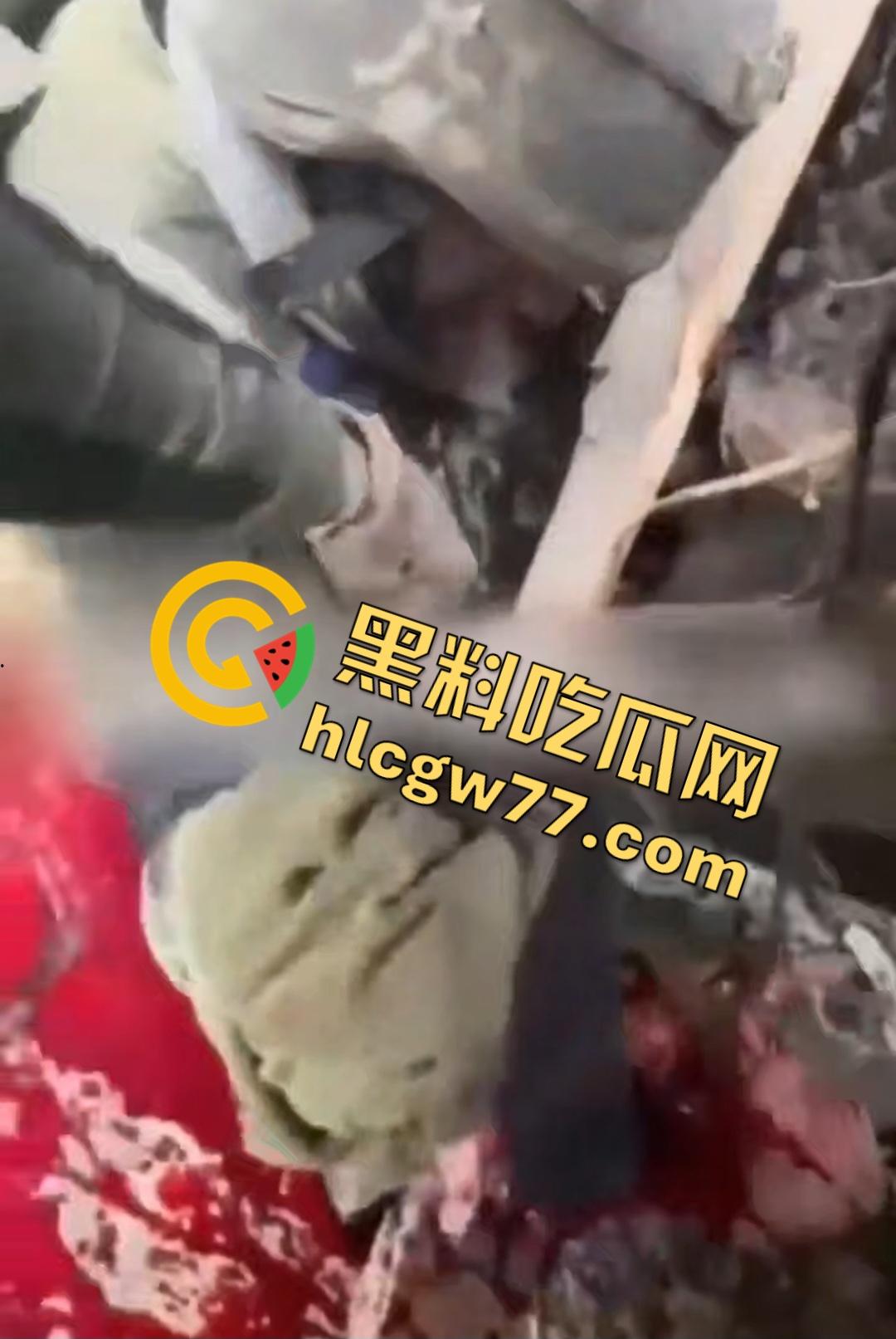 俄乌战场出现食人兵?士兵炸弹炸飞手臂骨髓喷溅,一旁队友饿了还吸食血液充饥!
