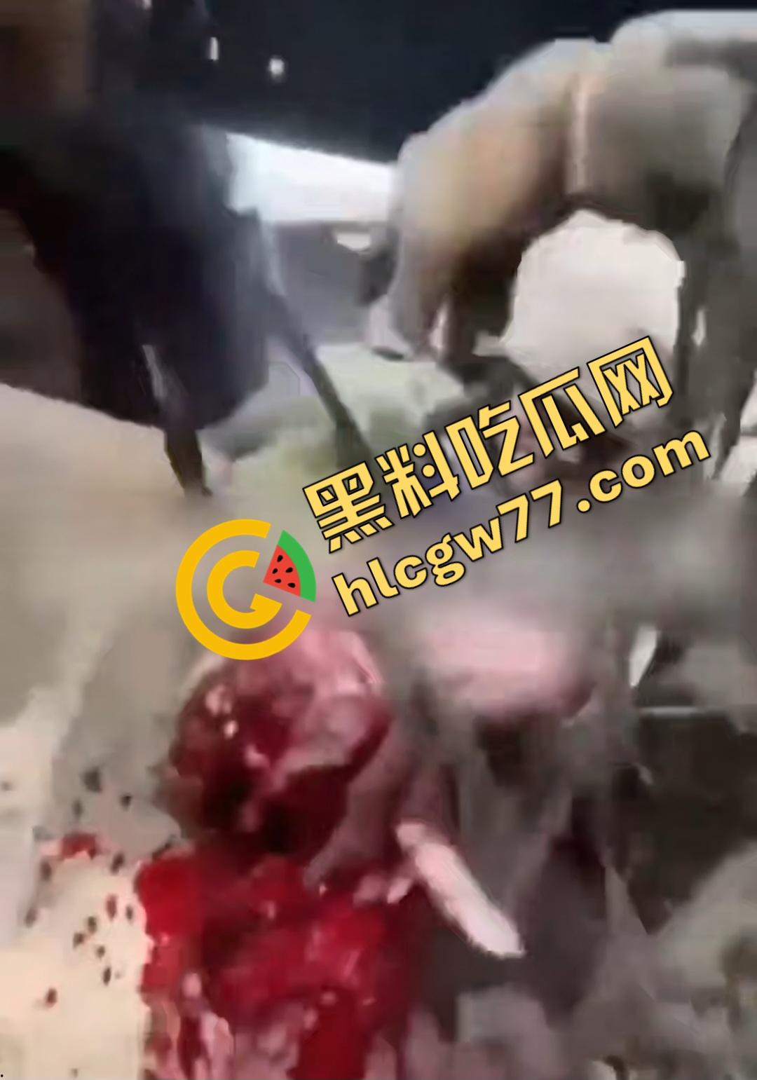 俄乌战场出现食人兵?士兵炸弹炸飞手臂骨髓喷溅,一旁队友饿了还吸食血液充饥!