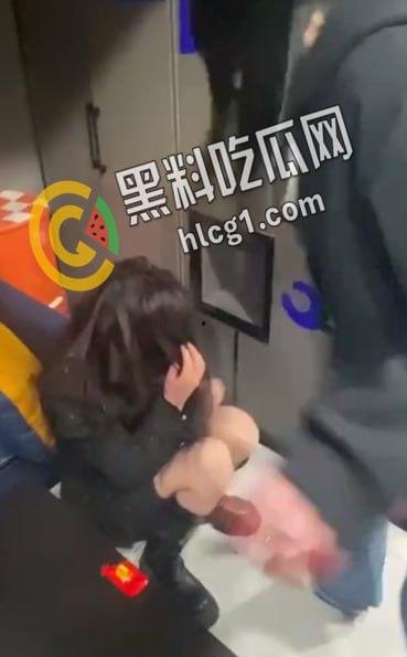 青海西宁 一女孩在酒店里遭多人暴打侮辱 扇耳光割头发 还逼迫女孩脱光全身衣服拍照!