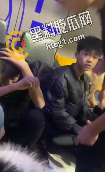 青海西宁 一女孩在酒店里遭多人暴打侮辱 扇耳光割头发 还逼迫女孩脱光全身衣服拍照!