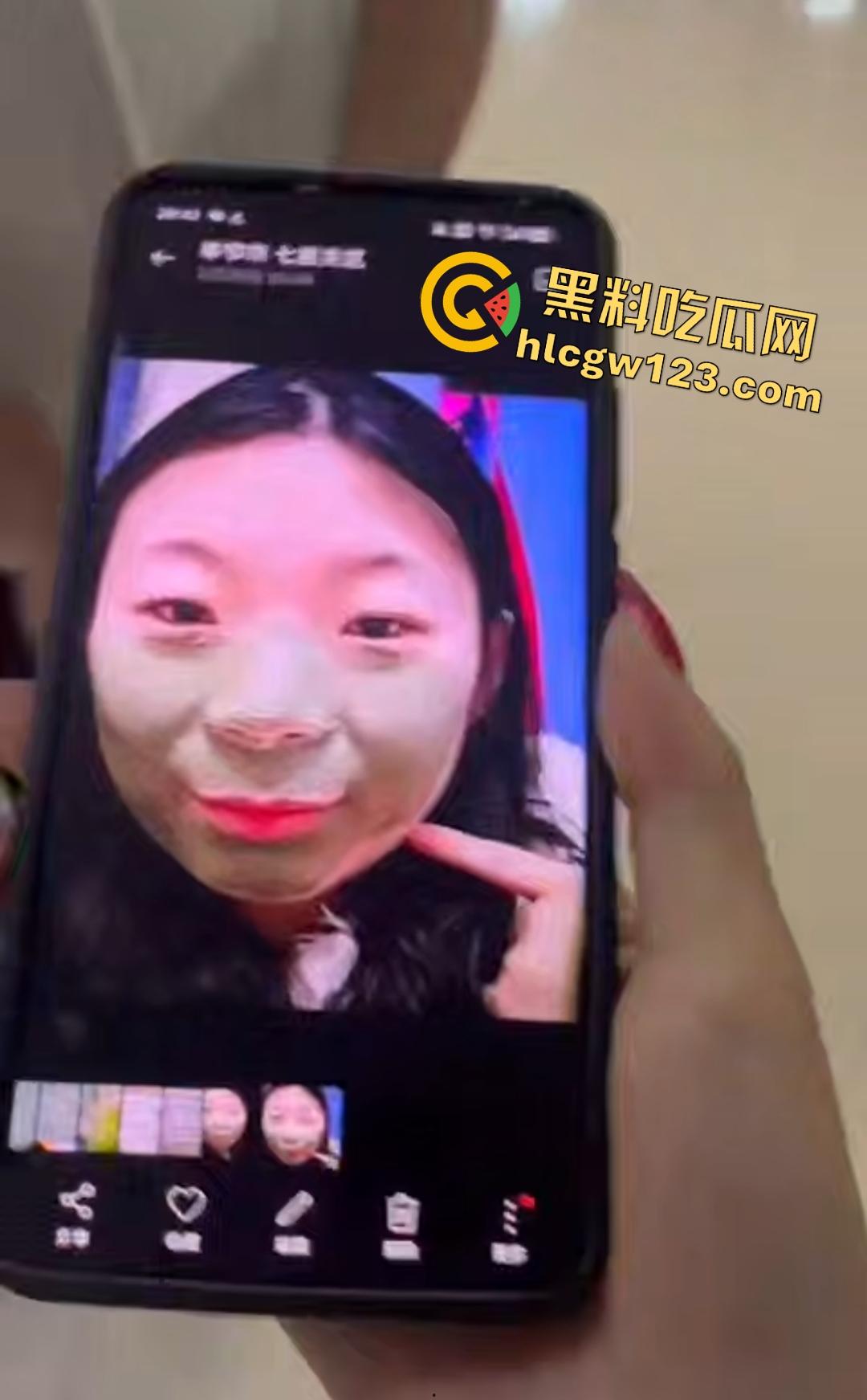 变态男生被同学怂恿去偷女生内衣当场被抓!内衣裹鸡巴真好玩,逼打女友电话羞辱!