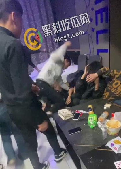 青海西宁 一女孩在酒店里遭多人暴打侮辱 扇耳光割头发 还逼迫女孩脱光全身衣服拍照!