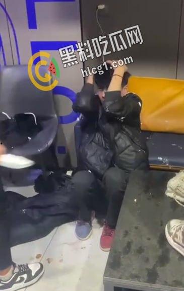 青海西宁 一女孩在酒店里遭多人暴打侮辱 扇耳光割头发 还逼迫女孩脱光全身衣服拍照!