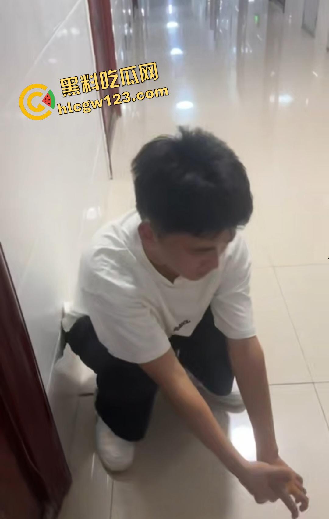 变态男生被同学怂恿去偷女生内衣当场被抓!内衣裹鸡巴真好玩,逼打女友电话羞辱!