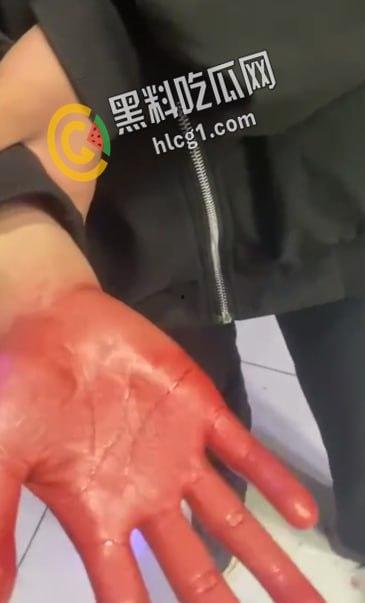 青海西宁 一女孩在酒店里遭多人暴打侮辱 扇耳光割头发 还逼迫女孩脱光全身衣服拍照!