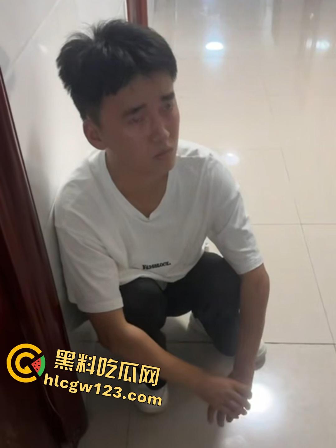 变态男生被同学怂恿去偷女生内衣当场被抓!内衣裹鸡巴真好玩,逼打女友电话羞辱!