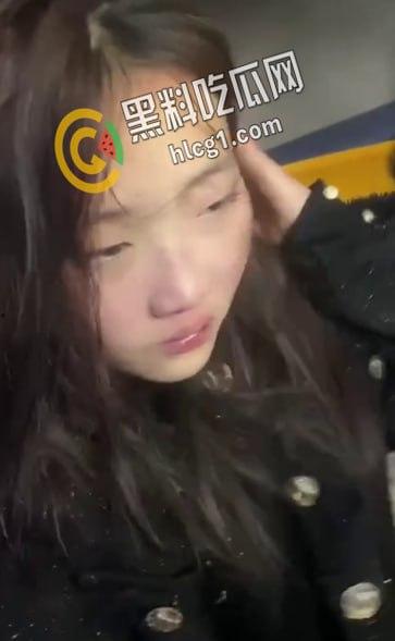 青海西宁 一女孩在酒店里遭多人暴打侮辱 扇耳光割头发 还逼迫女孩脱光全身衣服拍照!
