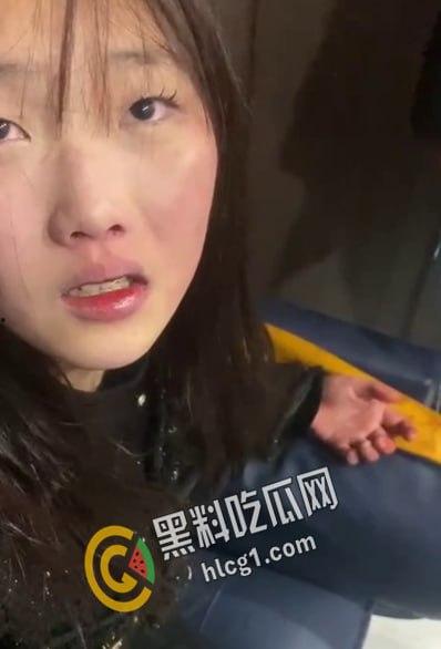 青海西宁 一女孩在酒店里遭多人暴打侮辱 扇耳光割头发 还逼迫女孩脱光全身衣服拍照!