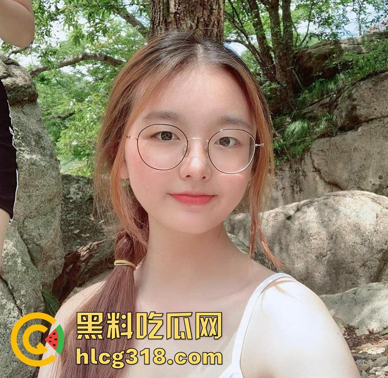 巨乳眼镜妹扣穴扣到喷尿,极品反差眼镜萝莉,身材极品美乳粉嫩,果然带眼镜的最骚 私下太反差了!