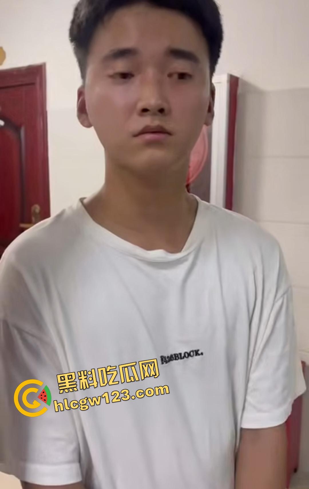 变态男生被同学怂恿去偷女生内衣当场被抓!内衣裹鸡巴真好玩,逼打女友电话羞辱!