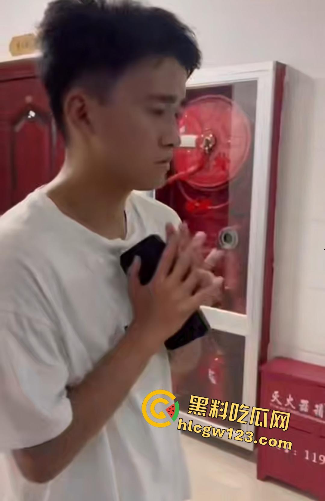 变态男生被同学怂恿去偷女生内衣当场被抓!内衣裹鸡巴真好玩,逼打女友电话羞辱!