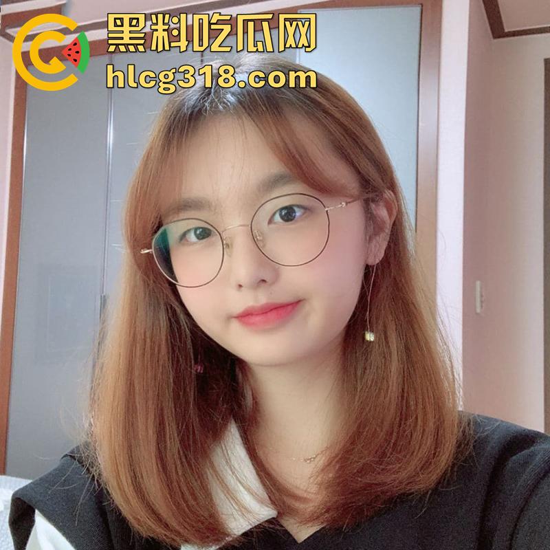 巨乳眼镜妹扣穴扣到喷尿,极品反差眼镜萝莉,身材极品美乳粉嫩,果然带眼镜的最骚 私下太反差了!