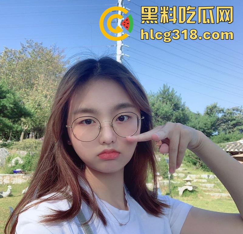 巨乳眼镜妹扣穴扣到喷尿,极品反差眼镜萝莉,身材极品美乳粉嫩,果然带眼镜的最骚 私下太反差了!