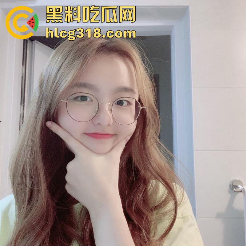 巨乳眼镜妹扣穴扣到喷尿,极品反差眼镜萝莉,身材极品美乳粉嫩,果然带眼镜的最骚 私下太反差了!