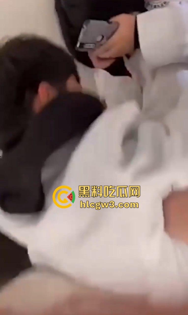 盘点楼梯间的激情爱情 从学生情侣到职场男女楼道性价比高到让人忘了如家 转角处全是爱!