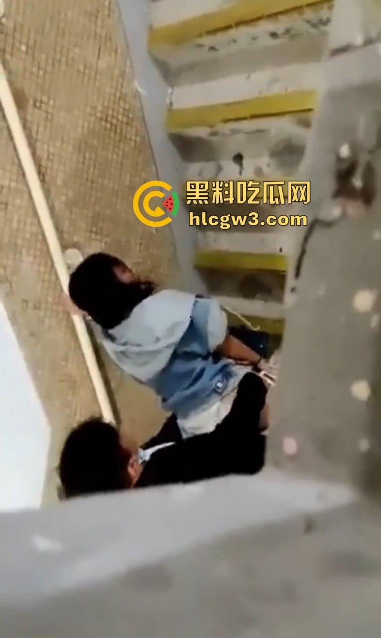 盘点楼梯间的激情爱情 从学生情侣到职场男女楼道性价比高到让人忘了如家 转角处全是爱!