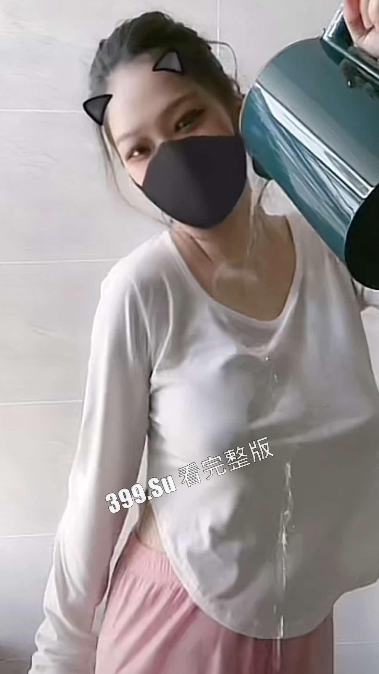 抖音 妍妍不爱吃盐 擦边主播才播前湿身福利 真空拍作品实力宠粉