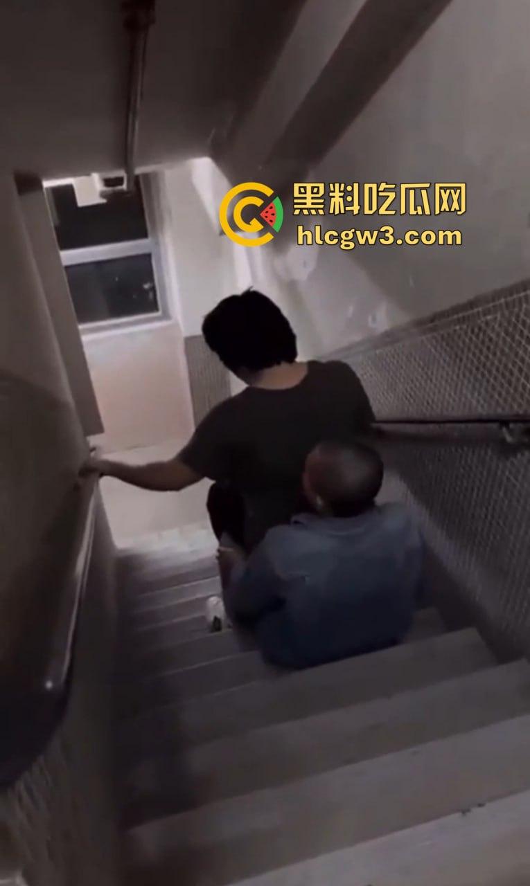 盘点楼梯间的激情爱情 从学生情侣到职场男女楼道性价比高到让人忘了如家 转角处全是爱!