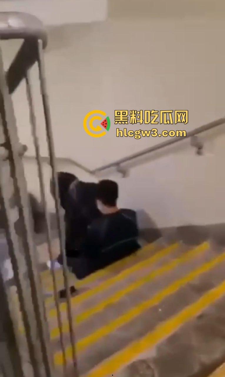 盘点楼梯间的激情爱情 从学生情侣到职场男女楼道性价比高到让人忘了如家 转角处全是爱!