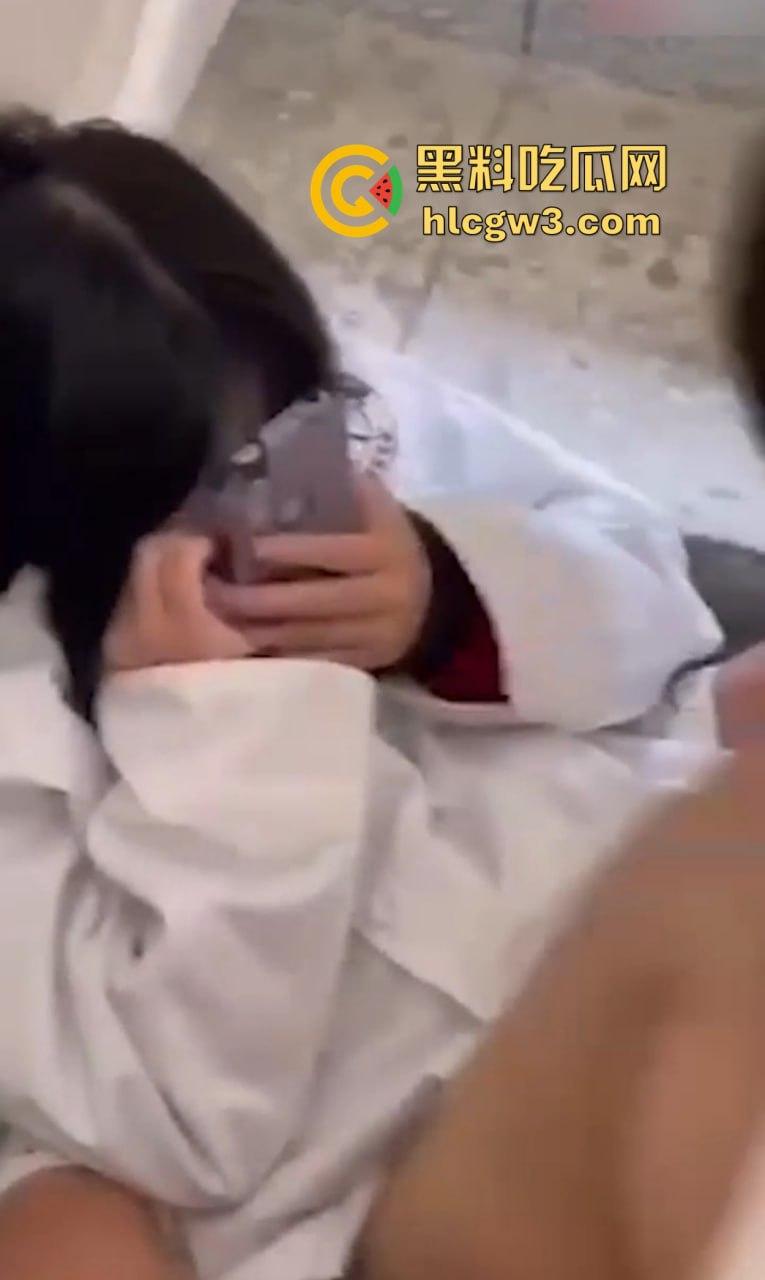 盘点楼梯间的激情爱情 从学生情侣到职场男女楼道性价比高到让人忘了如家 转角处全是爱!