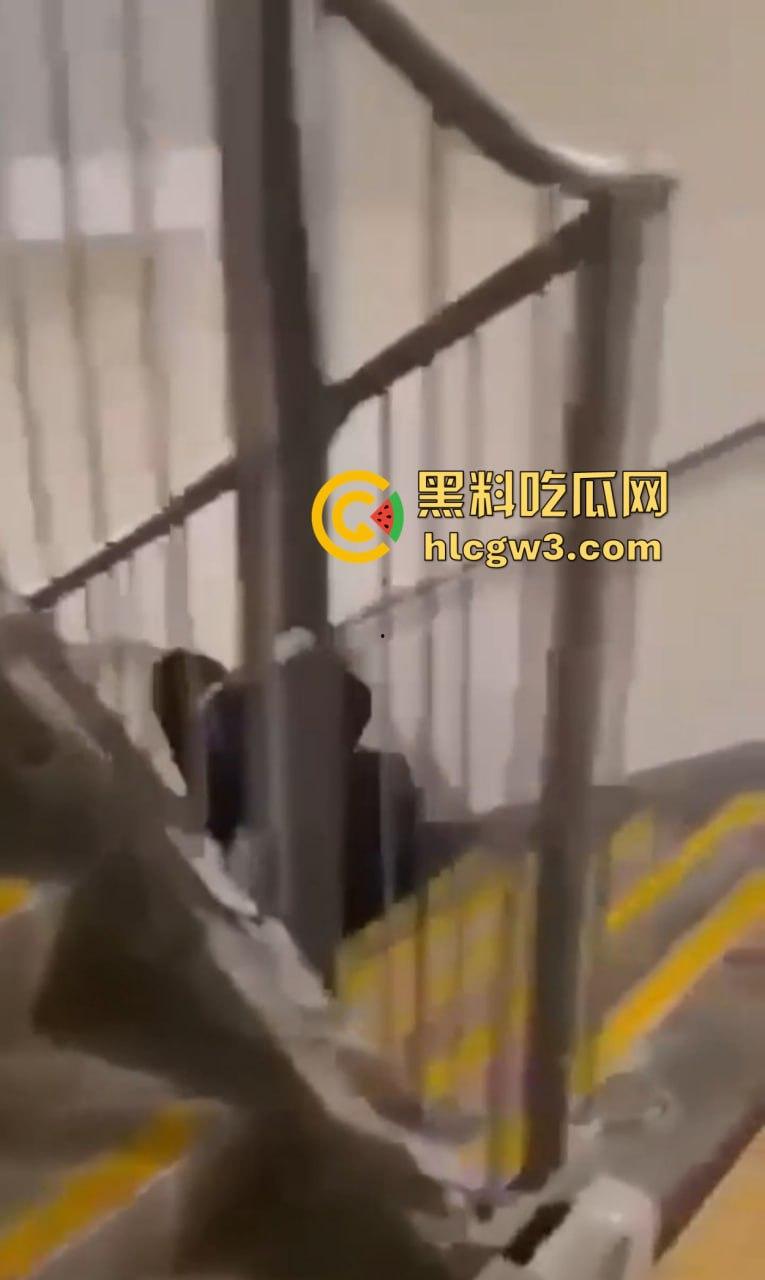 盘点楼梯间的激情爱情 从学生情侣到职场男女楼道性价比高到让人忘了如家 转角处全是爱!